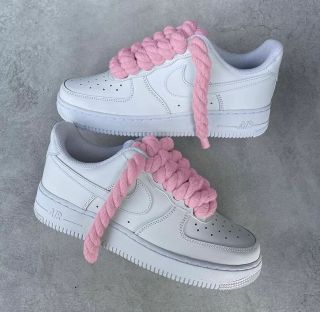 Nike Air Force Triple White “Rope Laces” právě přistáli na našem webu! Barevné kombinace Pink & Wheat které si zamiluješ,...